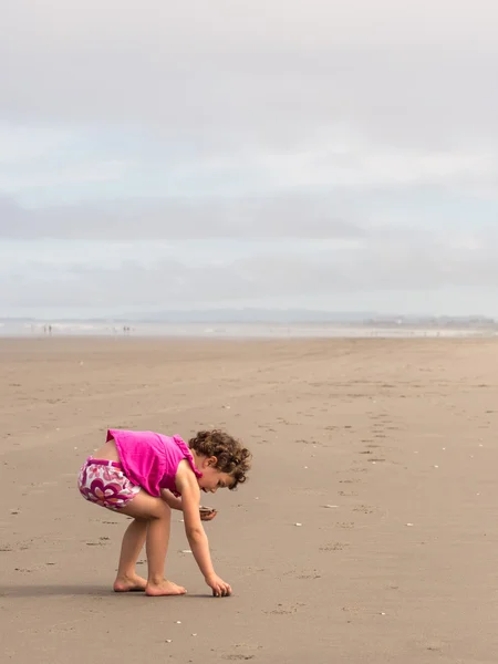 Meisje strand kammen — Stockfoto