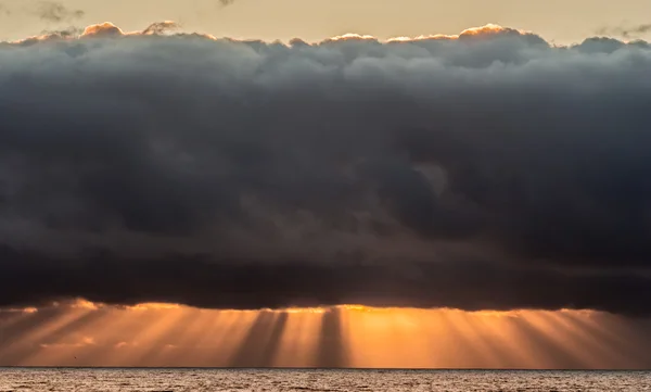 Rayons de lumière au coucher du soleil — Photo