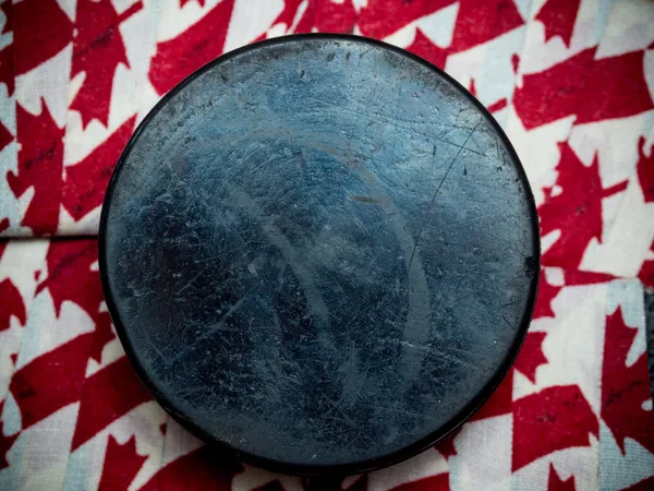 Canada hockey puck — Stockfoto