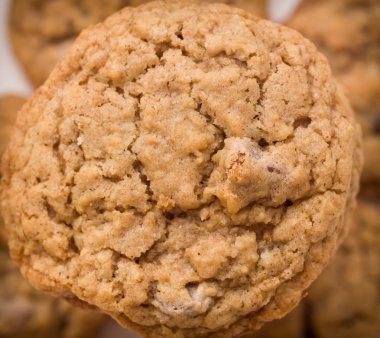 Çikolata parçacıklı kurabiye.