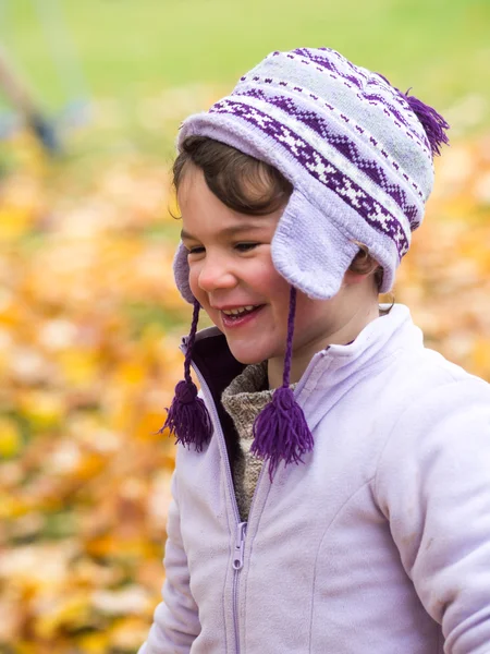 Girl in het najaar van lachen — Stockfoto