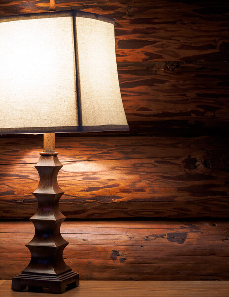 Лампа в бревенчатом доме
