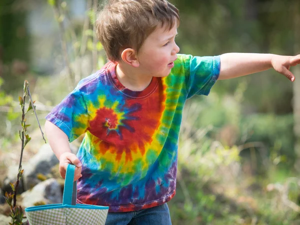 Jongen op eieren zoeken met Pasen — Stockfoto