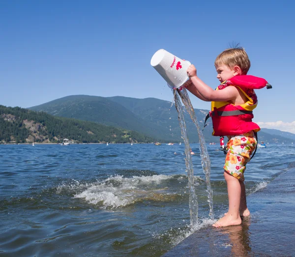 Мальчик на озере Шусвап — стоковое фото
