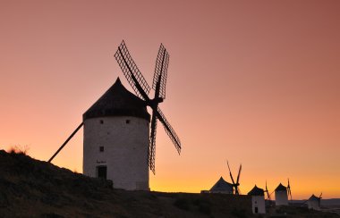 İspanya, Consuegra 'daki yel değirmenleri.