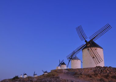 İspanya, Consuegra 'daki yel değirmenleri.