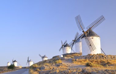 İspanya, Consuegra 'daki yel değirmenleri.