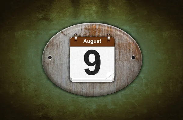 Oude houten kalender met augustus 9. — Stockfoto