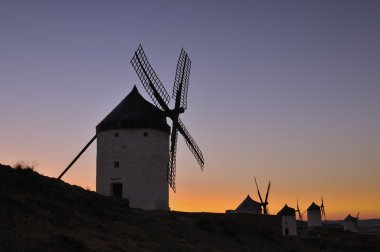 İspanya, Consuegra 'daki yel değirmenleri.