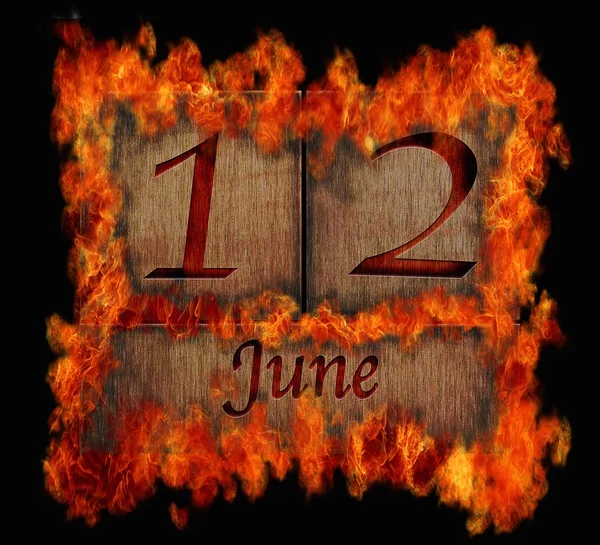 Brennende Holzkalender 12. Juni. — Stockfoto