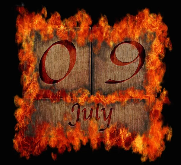 Brinnande trä kalender juli 9. — Stockfoto