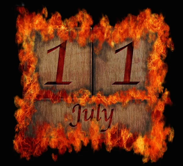 Burning calendario in legno 11 luglio . — Foto Stock