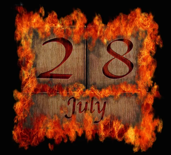燃烧着的木日历 7 月 28 日. — 图库照片