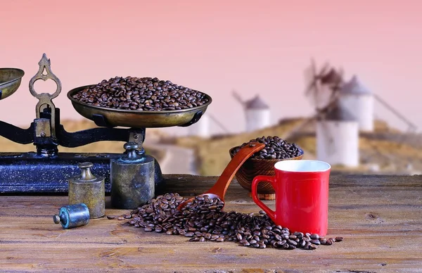 スケールとコーヒー豆のコーヒー カップ. — ストック写真