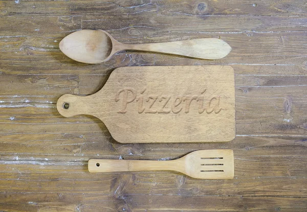 Planche à découper avec le mot, pizzeria . — Photo