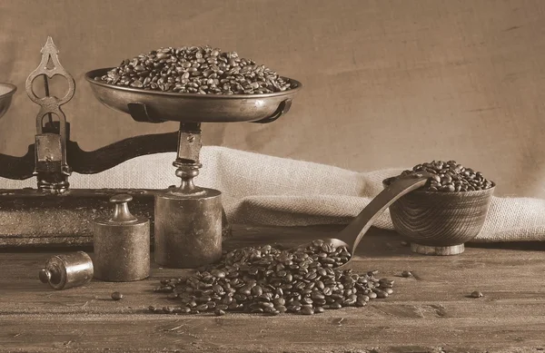 Koffie met schaal en koffie bonen. — Stockfoto