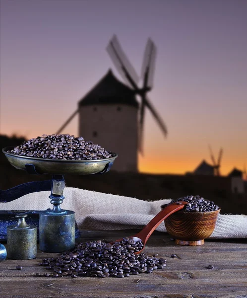 Kaffe med skala och kaffebönor. — Stockfoto