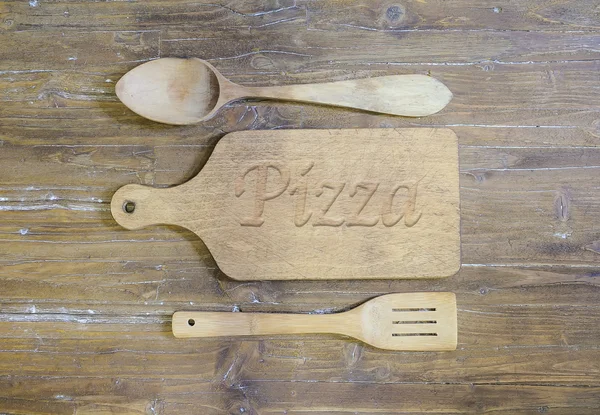 Planche à découper avec le mot, pizza . — Photo