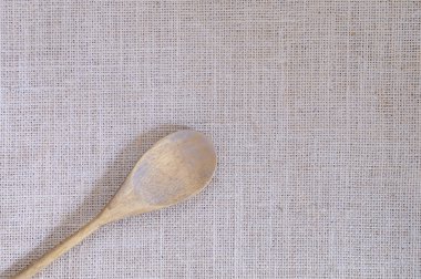 tahta kaşık ile kumaş çuval bezi.