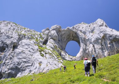 Aile bir dağ yolu üzerinde