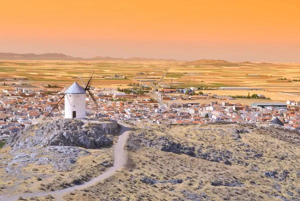 Windmühle in Consuegra, Spanien. — Stockfoto