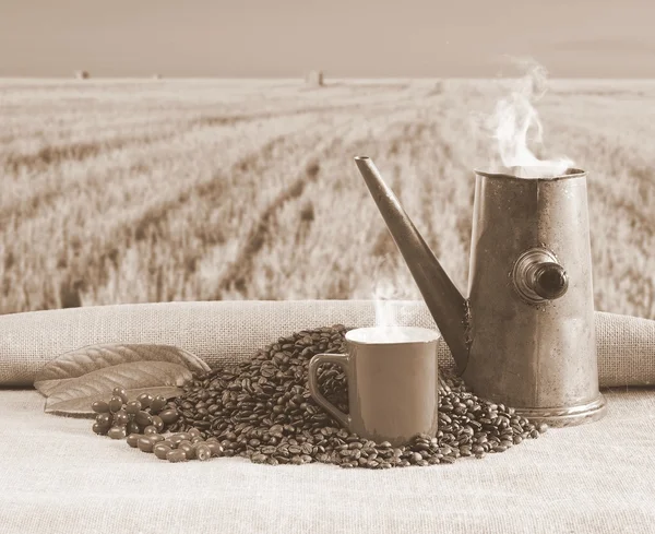 Csésze kávé a régi pot. — Stock Fotó