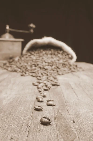 Sáček zrnkové kávy. — Stock fotografie