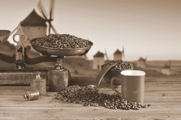 Kaffe med skala och kaffebönor. — Stockfoto