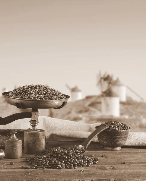 Kaffe med skala och kaffebönor. — Stockfoto