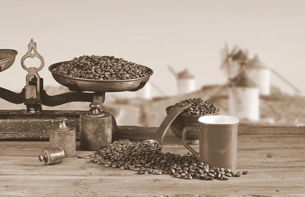 Káva s měřítku a kávová zrna. — Stock fotografie