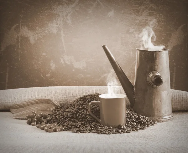 Šálek kávy s starý hrnec. — Stock fotografie