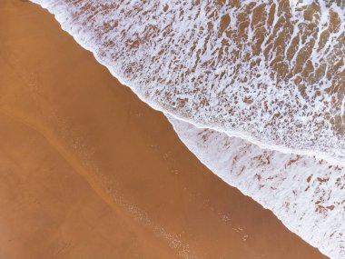 İspanya 'nın Asturias kentindeki Luanco plajının hava manzarası..