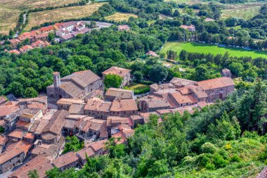İtalya, Toskana 'daki Radicofani kasabasının havadan görünüşü. Şehrin merkezindeki San Pietro Kilisesi.