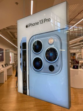 Oviedo, İspanya - 11 Ekim 2021: iPhone 13 Pro 'yu duyuran bir App Store reklam afişi.