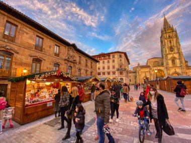 Oviedo, İspanya - 13 Aralık 2020: Noel süslemeli Oviedo Katedrali, Asturias. İspanya. Noel pazarı