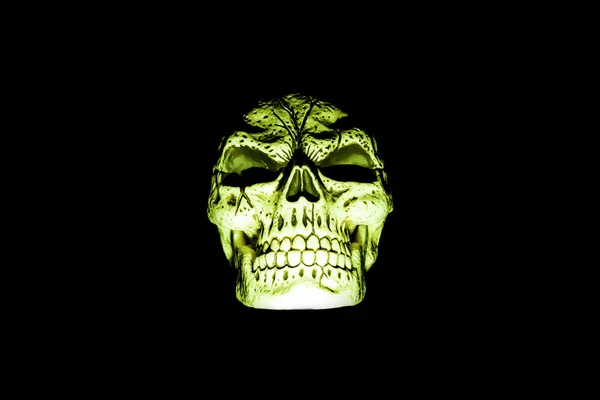 Zielona czaszka na czarnym tle — Zdjęcie stockowe