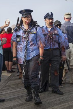 Asbury park zombi yürüme 2013 - zombi polisi