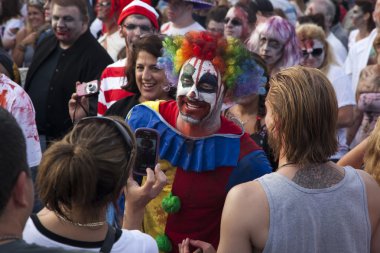 Asbury park zombi yürüme 2013 - palyaço kalabalığın içinde
