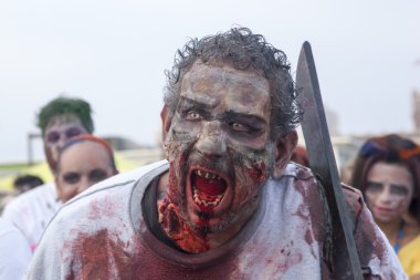 Asbury park zombi yürüme 2013 - elektrikli testere zombi