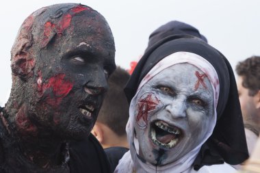 Asbury park zombi yürüme 2013 - korkutucu rahibe ve arkadaş