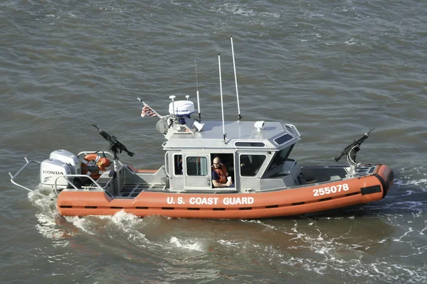 Guarda Costeira dos EUA patrulha o rio Hudson em Nova York — Fotografia de Stock