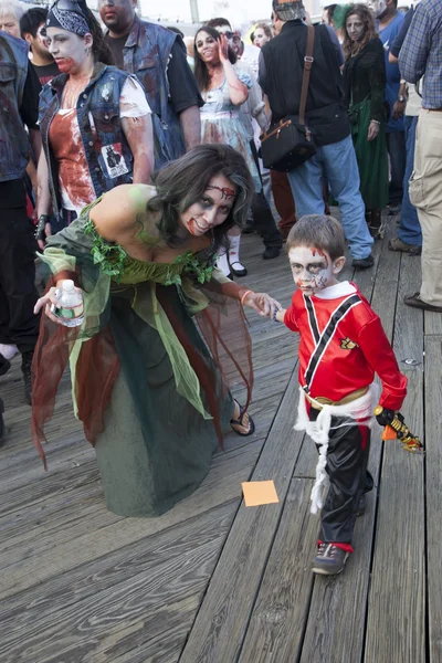 Asbury Park Zombie Walk 2013 - Mother and Child Zombies — Stock Photo, Image