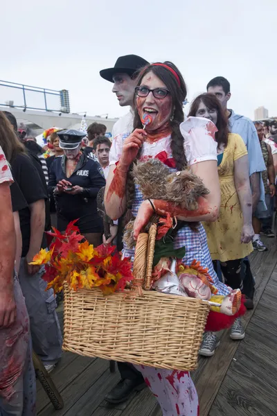 Asbury Park Zombie Walk 2013 - Dorothy and Toto — Stock Photo, Image