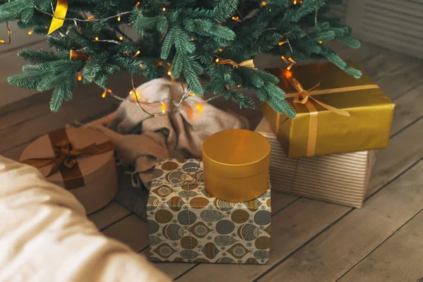 Díszített Karácsonyfa Ajándékdobozokkal Hálószobában Padlón Otthon — Stock Fotó