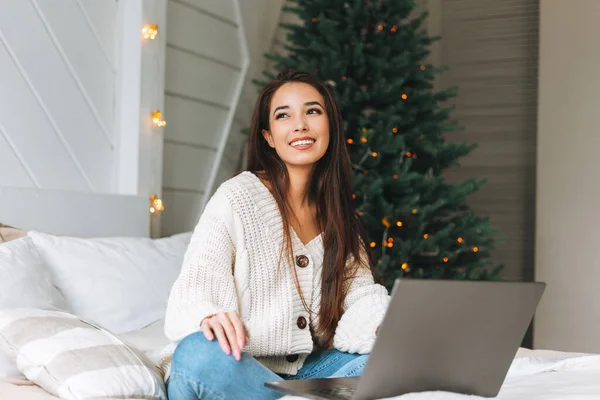 Jonge Mooie Aziatische Vrouw Met Donker Lang Haar Gezellige Witte — Stockfoto