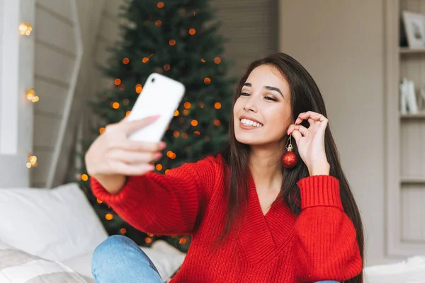 Jonge Mooie Aziatische Vrouw Met Donker Lang Haar Gezellige Rode — Stockfoto