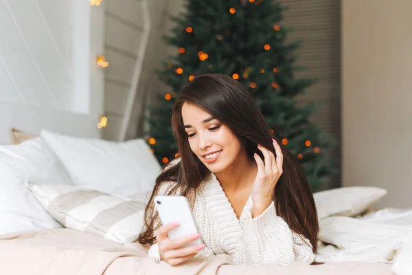 Jonge Mooie Aziatische Vrouw Met Donker Lang Haar Gezellige Witte — Stockfoto