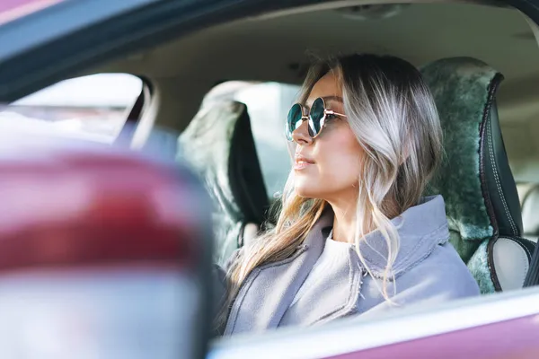 Jonge Stijlvolle Vrouw Met Lang Blond Haar Een Zonnebril Rijden — Stockfoto