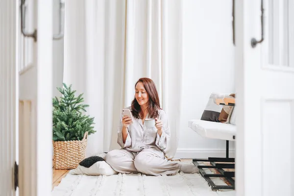 Jovem Adulto Quarenta Anos Mulher Bonita Com Cabelos Longos Pijama — Fotografia de Stock