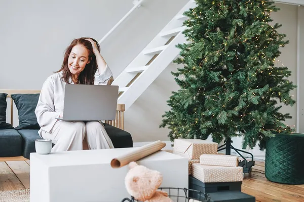 Jonge Volwassene Veertig Jaar Vrouw Met Donker Haar Gezellige Pyjama — Stockfoto